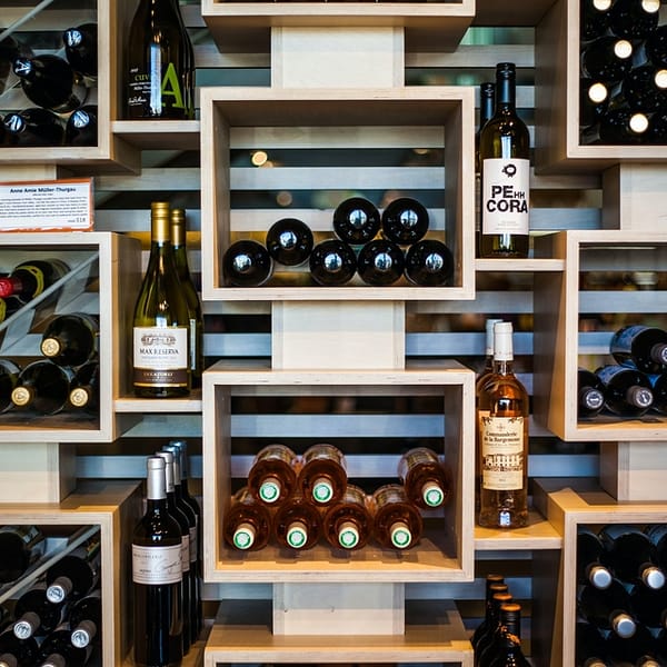 bouteilles de vins rangées dans des boites en bois
