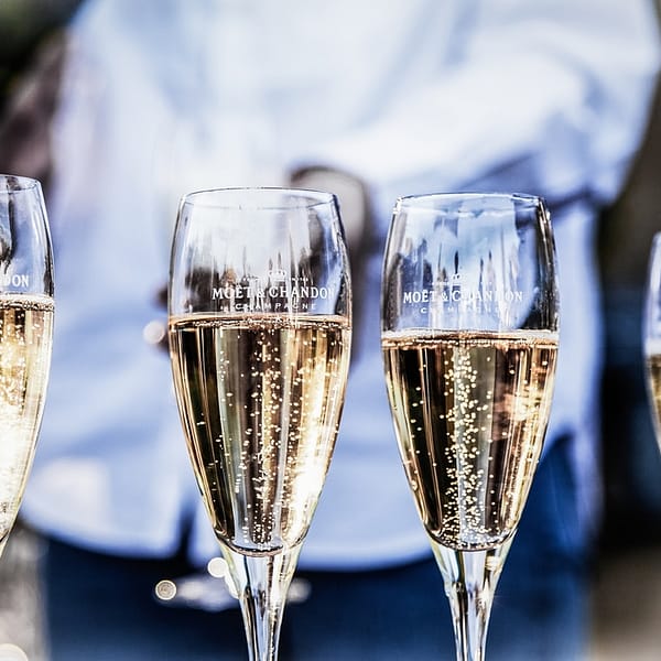 Verres rempli de champagne avec l'inscription Moët & Chandon à une réception