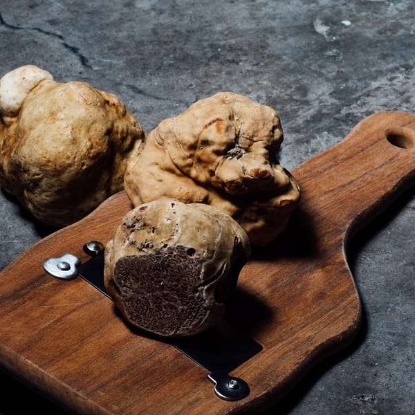 deux truffes noires sur une plance à découper