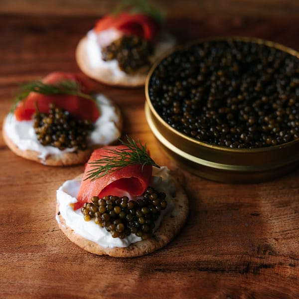 boite de caviar avec des petites tartines de caviar et saumon fumé à côté