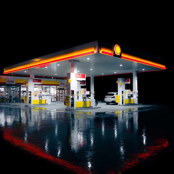 Une stations service de nuit du groupe Shell