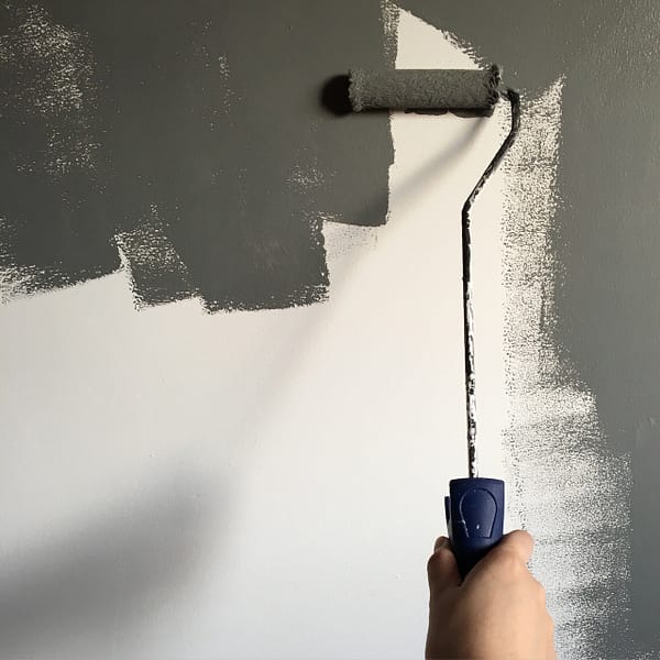 rouleau de peinture utilisé pour peindre un mur