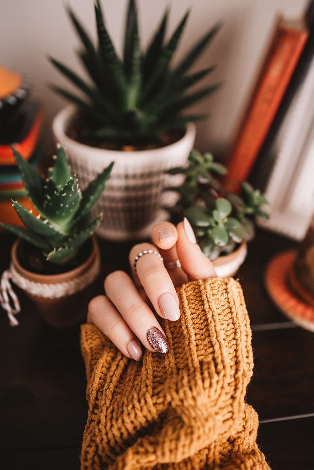 Main de femme avec du vernis à ongles de différentes couleurs