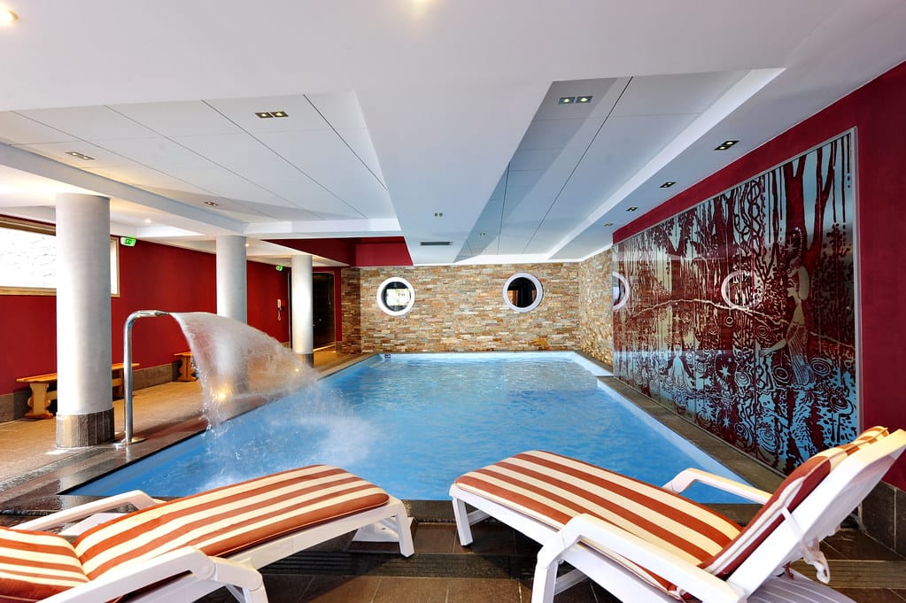 piscine intérieure dans une résidences de tourisme