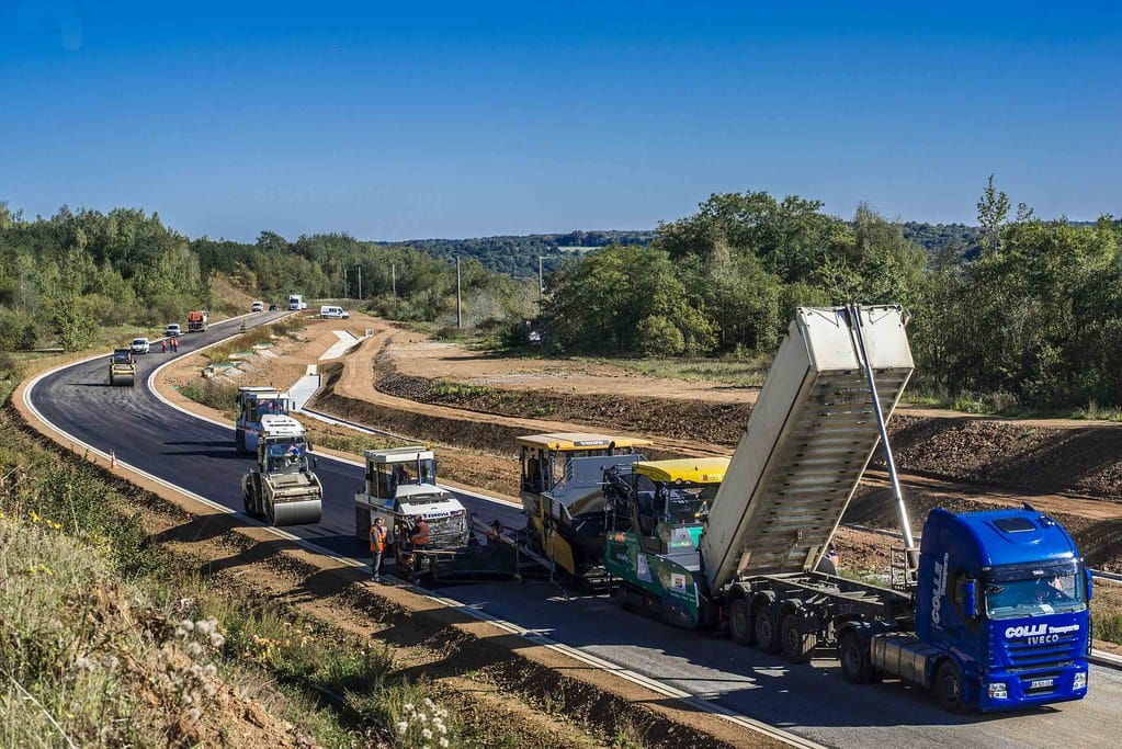 travaux sur une route, avec compacteurs et camion