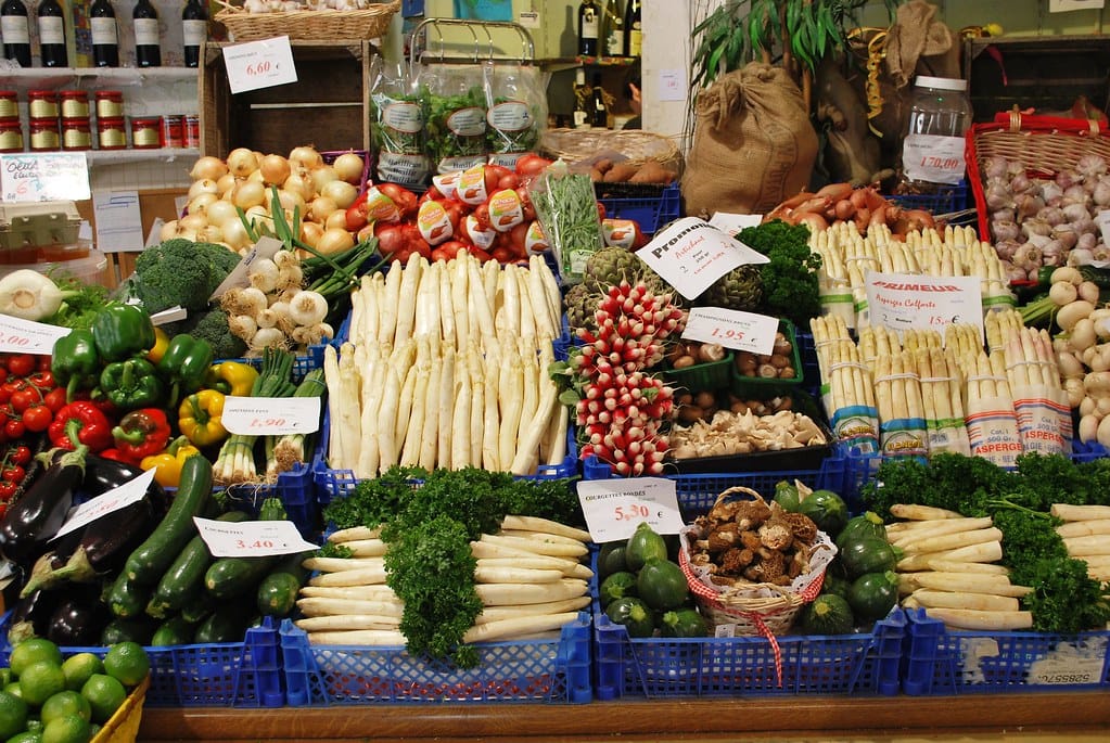 plusieurs types de fruits et légumes chez un primeur