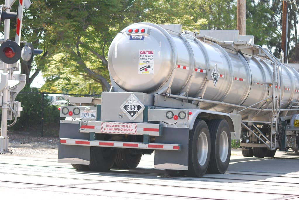 camion transportant des produits chimiques