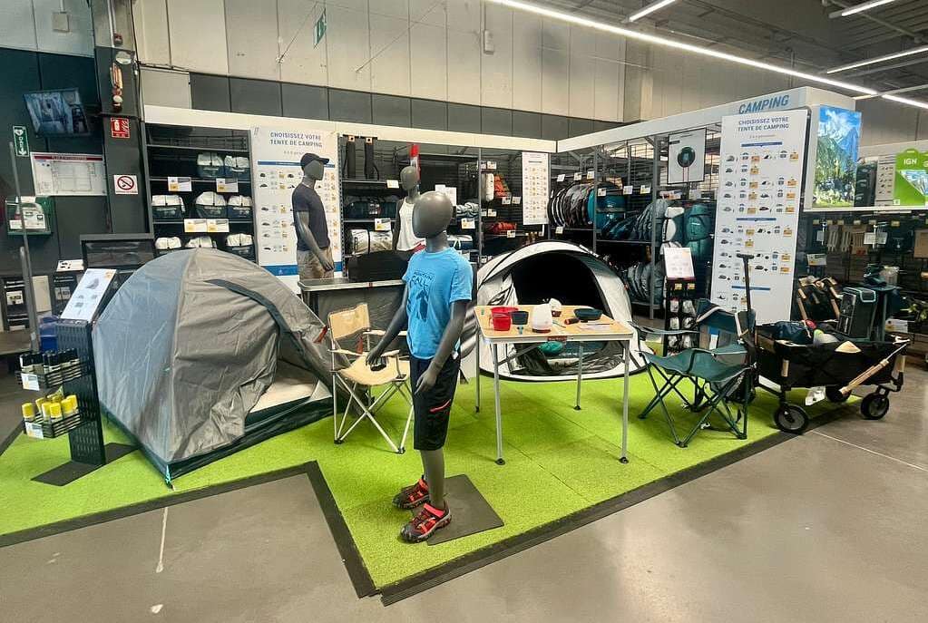 intérieur d'un magasin multisport