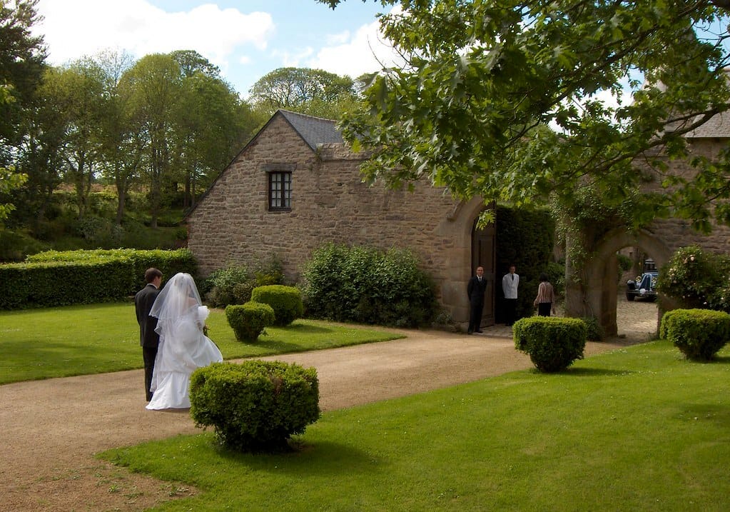 mariés qui s'avancent vers le lieu de cérémonie