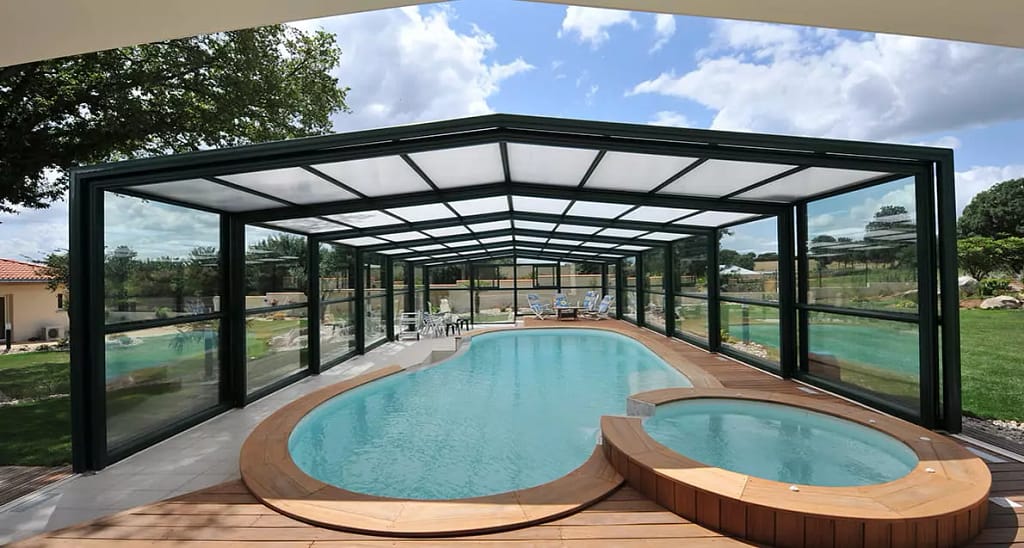 abris haut pour une piscine haut de gamme
