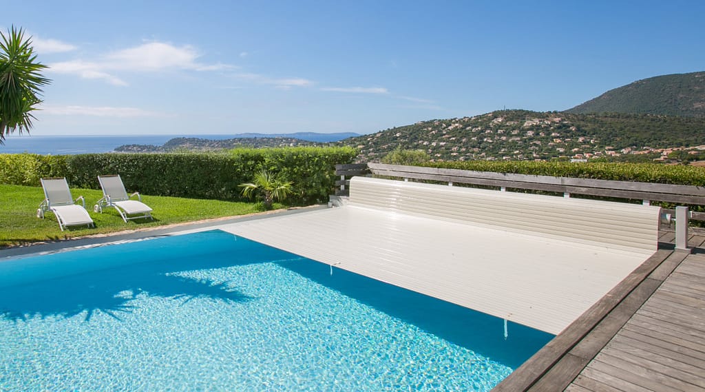 un volet roulant de piscine qui se replie