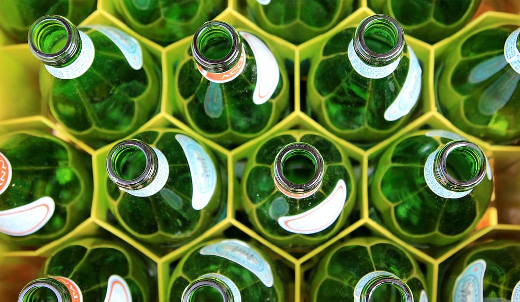 Plusieurs bouteilles vide d'eaux gazeuses