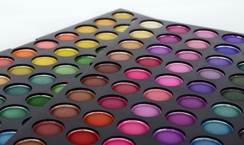 palette de maquillage avec une multitude de couleurs