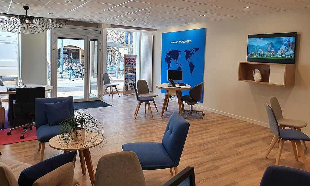 Intérieur d'une agence de voyage