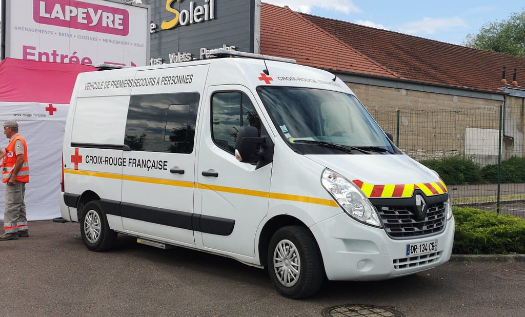 Fourgon Renault transformé en ambulance pour La Croix Rouge