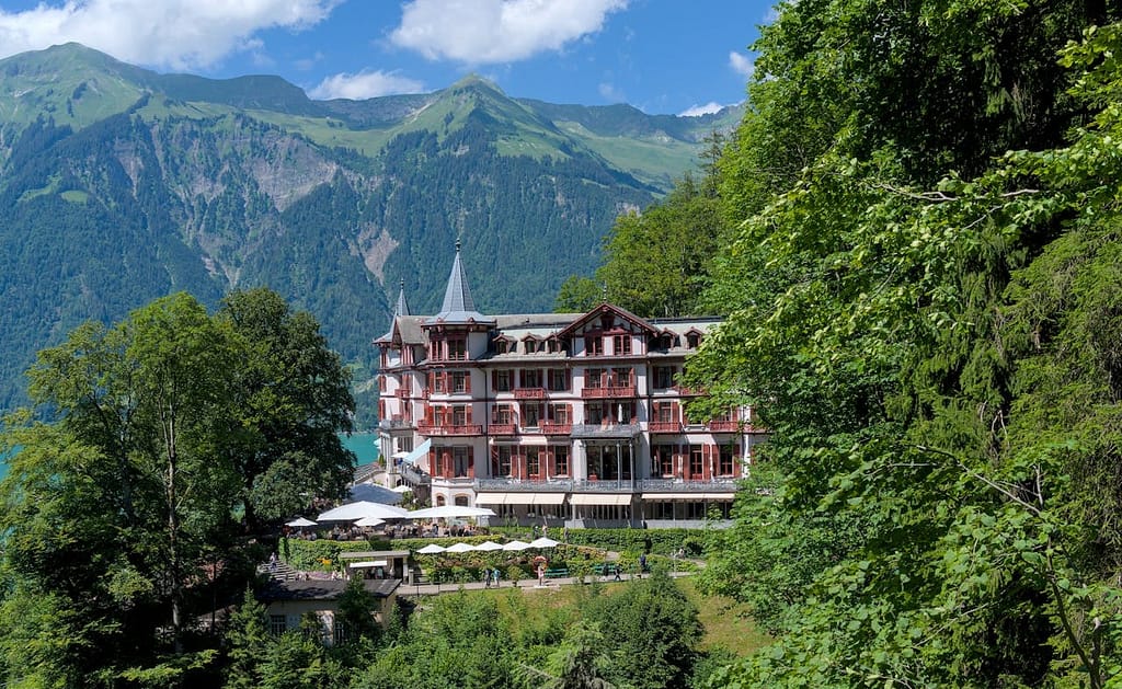 un hôtel de luxe situé à la montagne