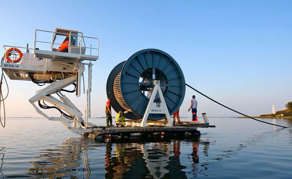 mise en place d'un câble sous-marin