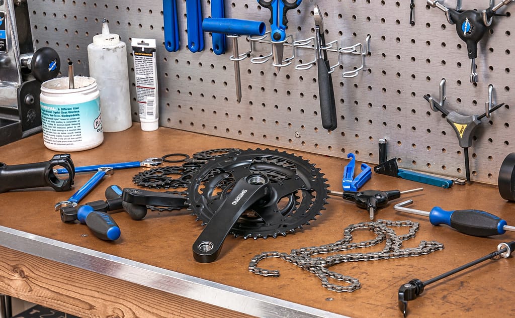 pièces détachées de vélos dans un atelier de réparation de vélos
