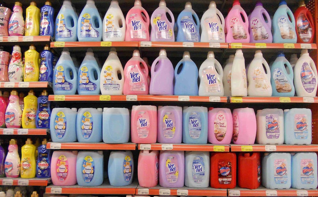 multitude de bidons d'adoucissants dans un rayon de supermarché