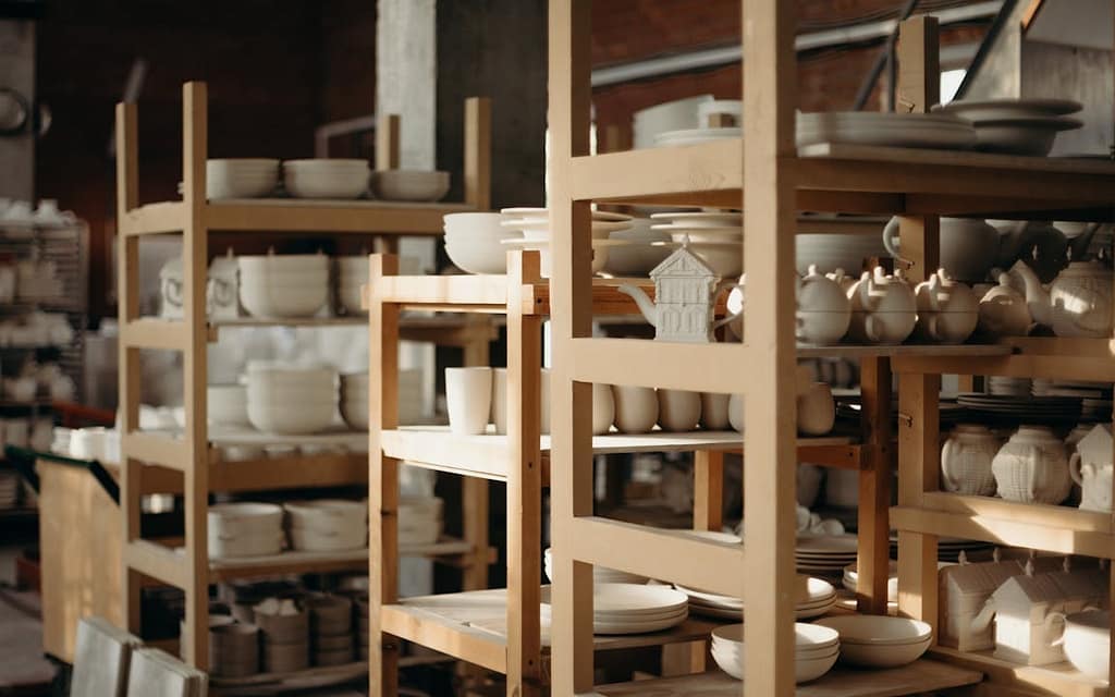 étagères remplies d'articles en céramique