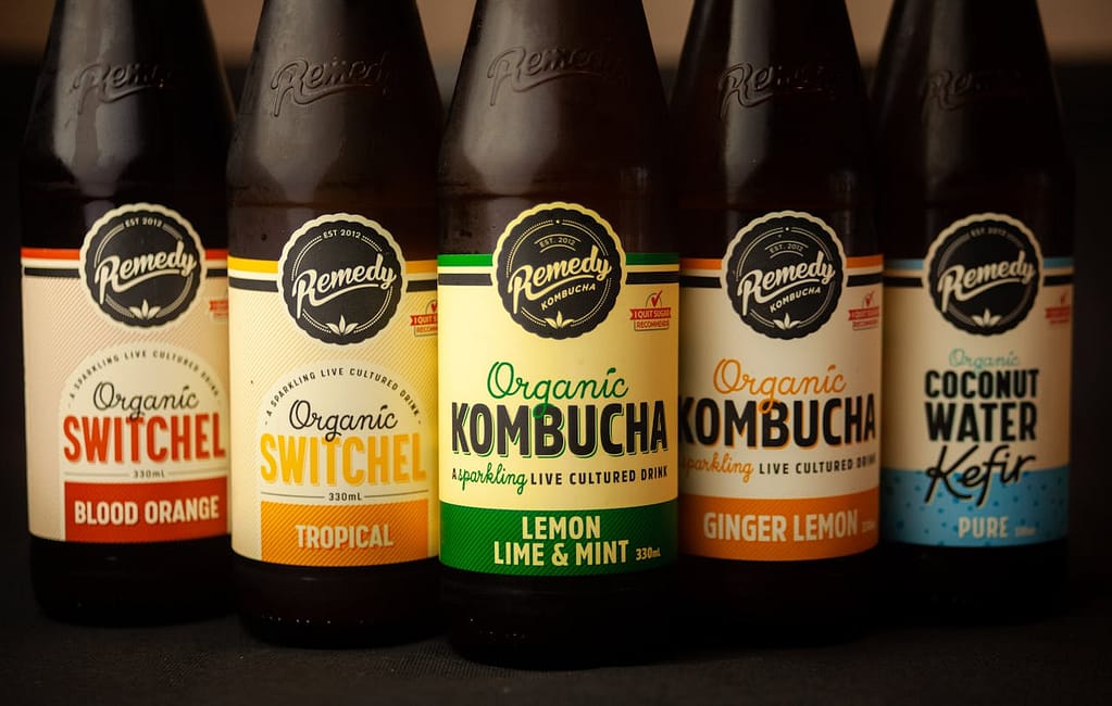 bouteilles de kombucha avec différentes saveurs