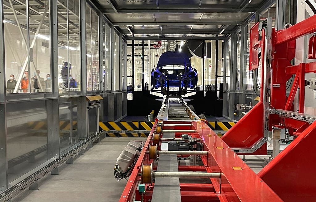 ligne d'assemblage d'une usine Tesla