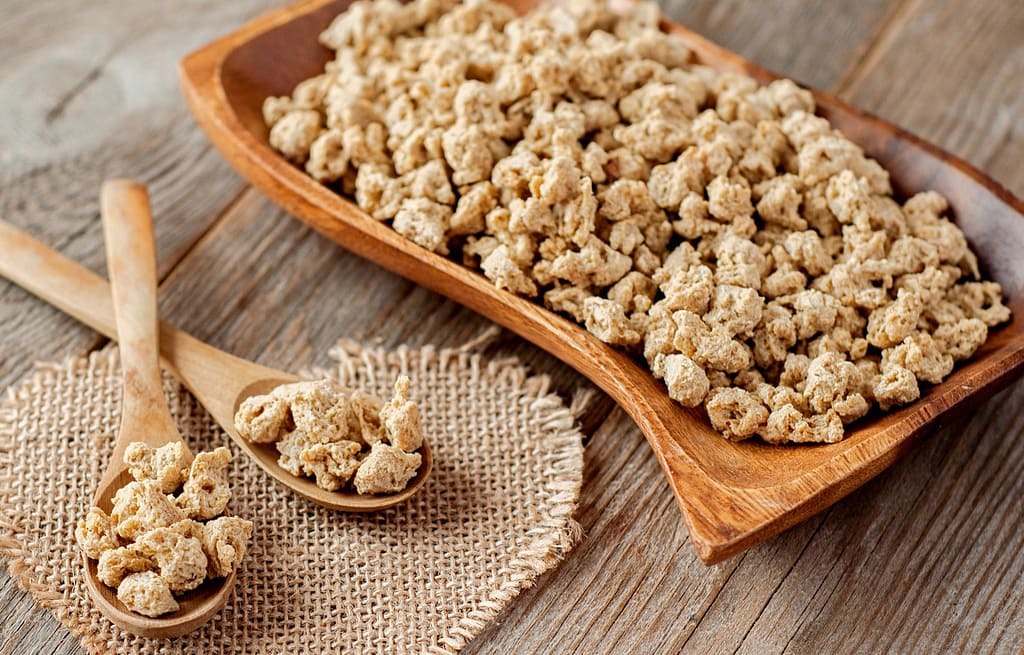 Des protéines végétales dans un récipient en bois