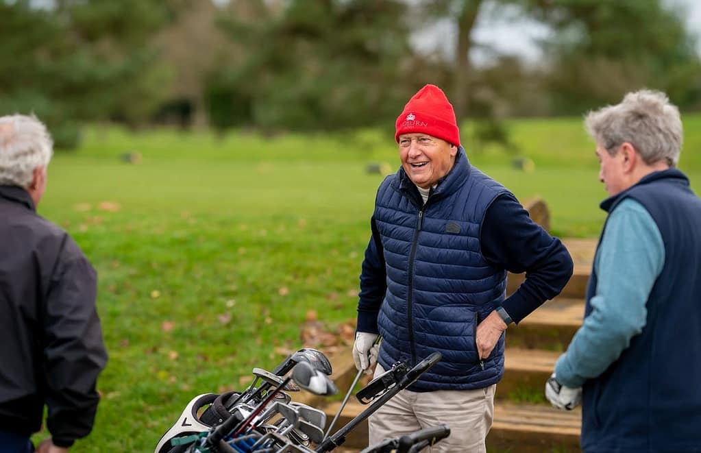 trois pratiquants qui jouent au golf