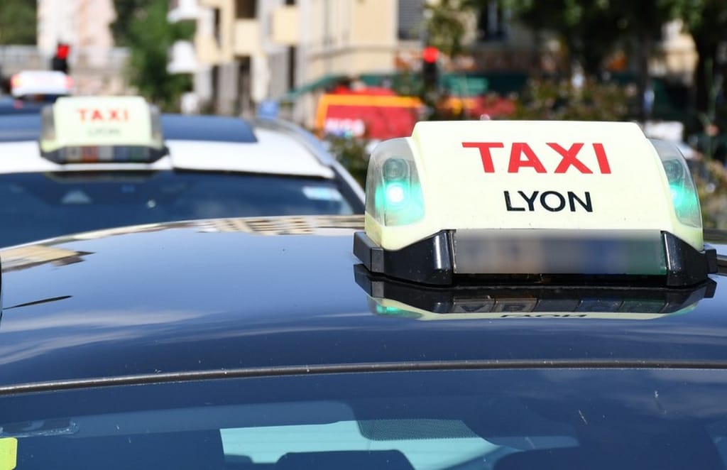lumineux de taxi à Lyon