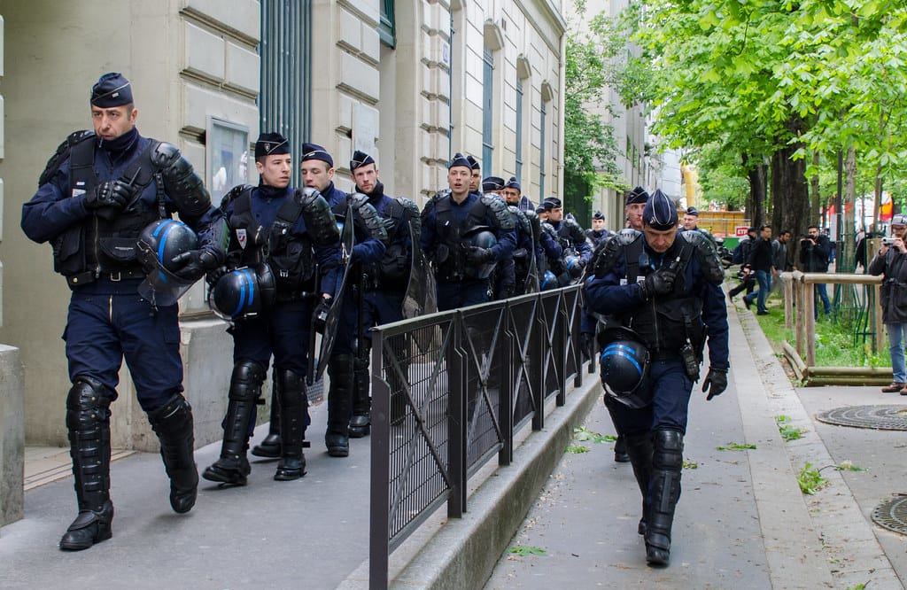 policiers en uniforme à Paris