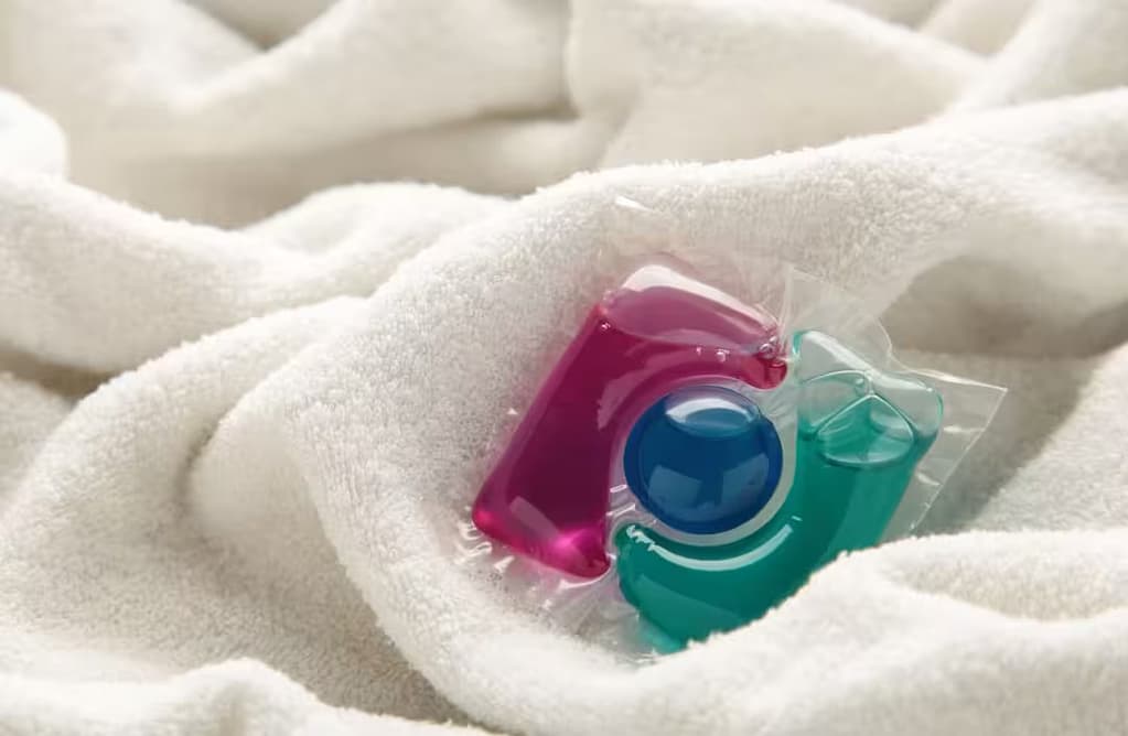 capsule de lessive sur une serviette