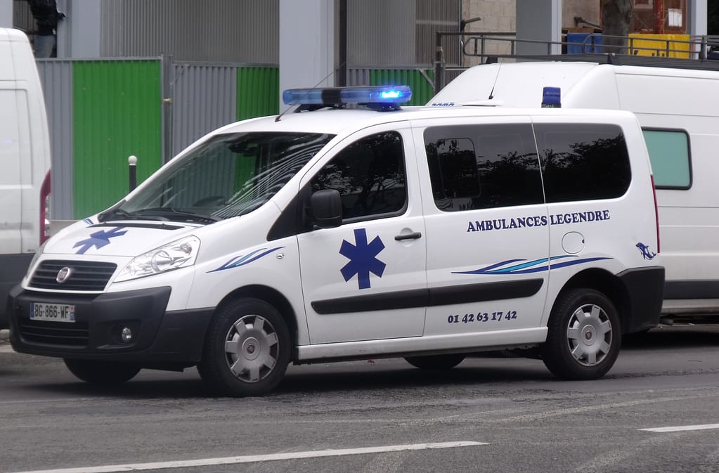 véhicule sanitaire léger garé en ville