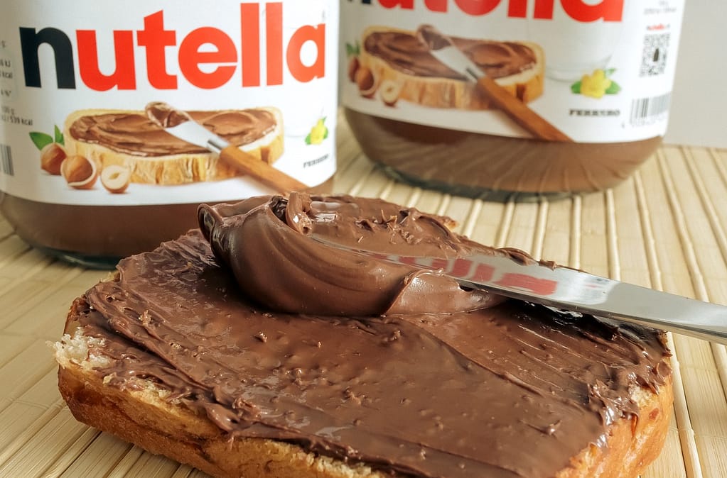 Deux pots de Nutella et une tranche de pain