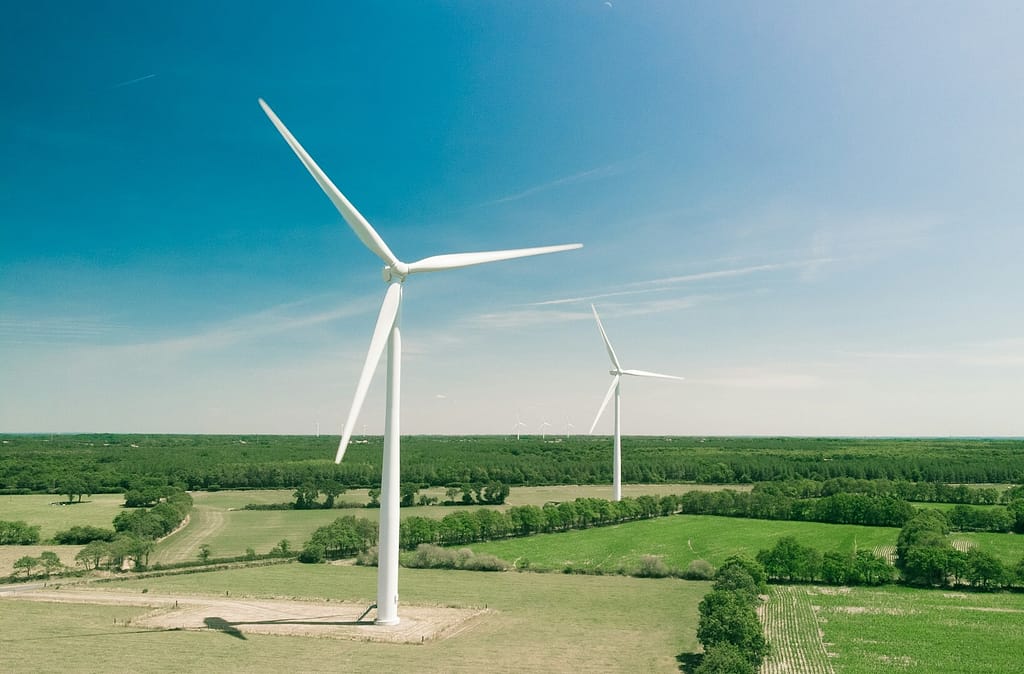 Deux éoliennes dans la campagne française