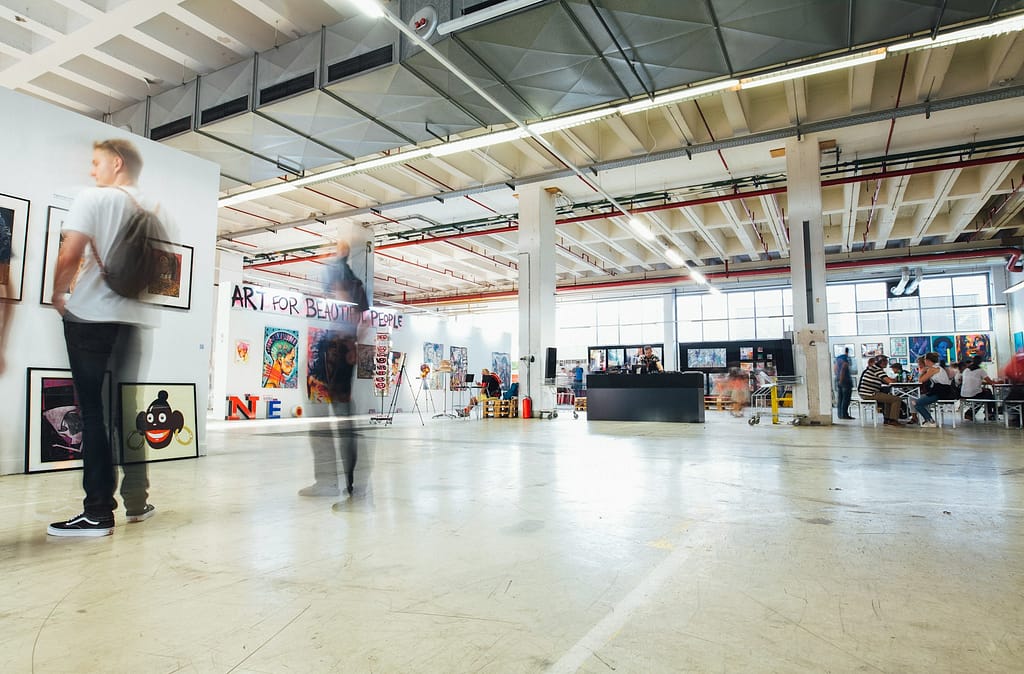 visiteurs qui se trouvent dans une galerie d'art