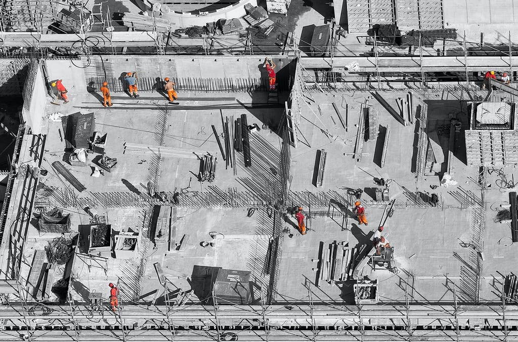 vue du ciel d'ouvriers qui travaillent sur un chantier de construction