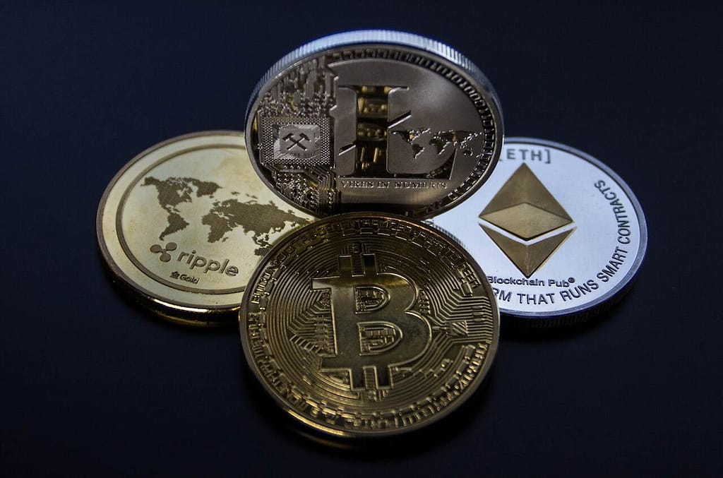 plusieurs pièces de monnaie : bitcoin, ether, ripple, litcoin