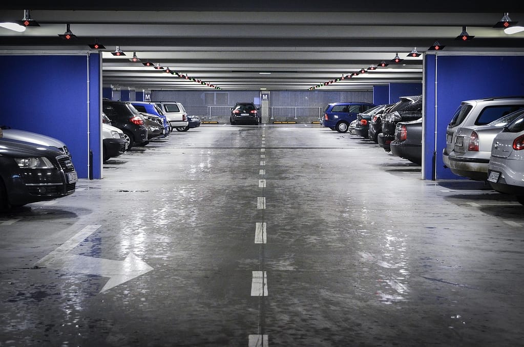 étage d'un parking souterrain en France