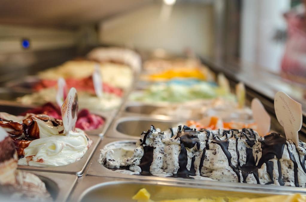 bacs de glace de différentes saveurs