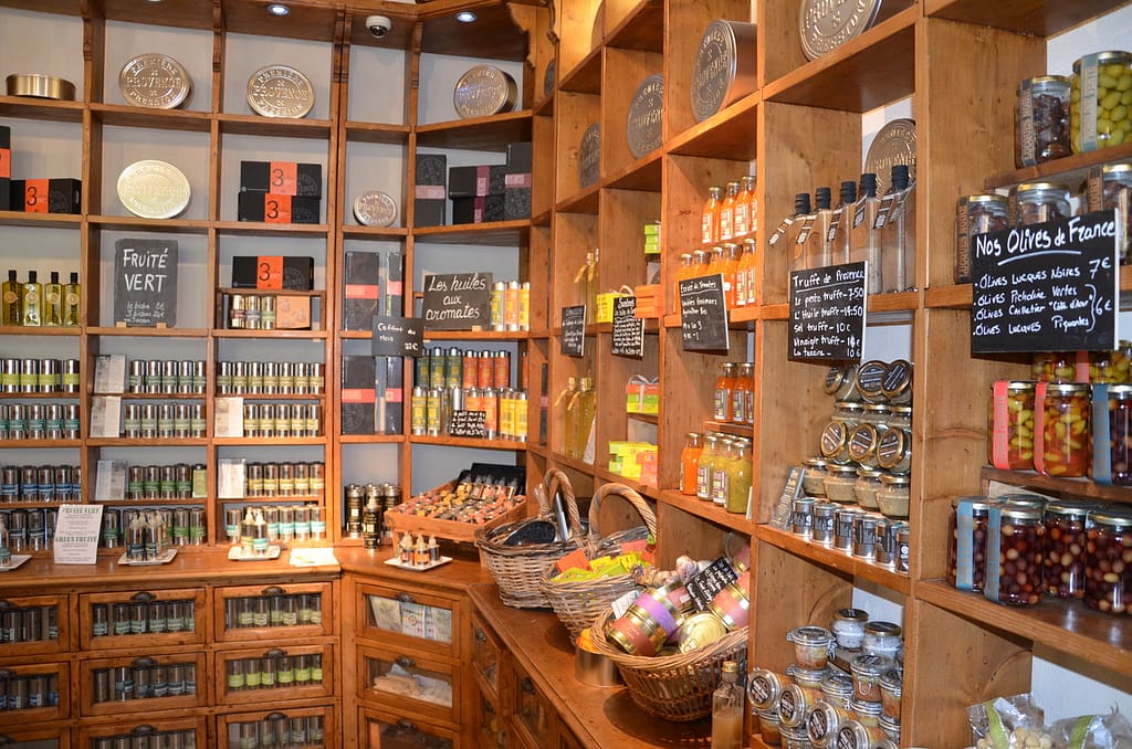 intérieur d'une épicerie fine remplie de produits alimentaires gourmets