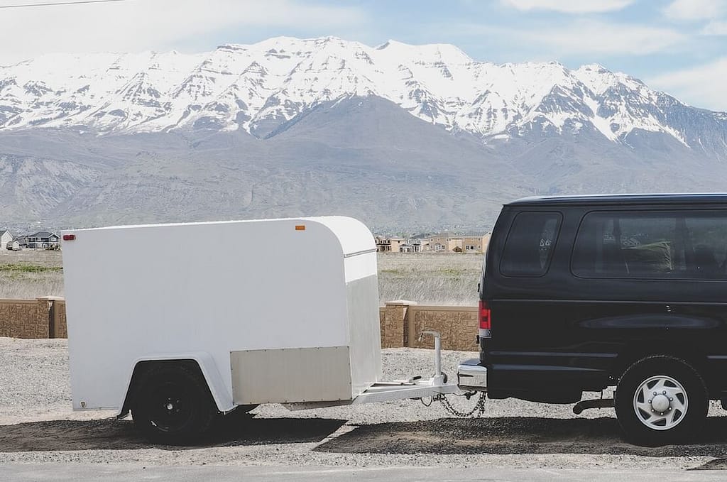 petite remorque attachée à l'arrière d'un van