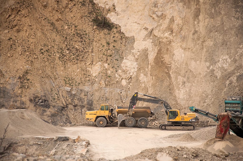 un engin de chantier qui travaille sur un carrière d'extraction