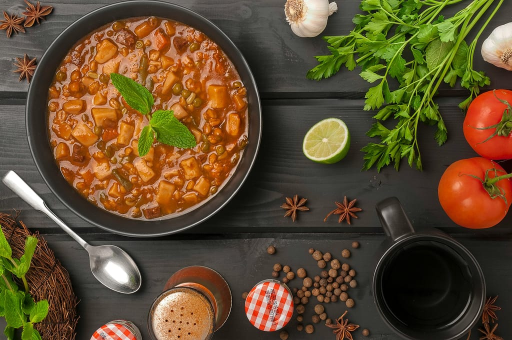 soupe avec des morceaux de légumes