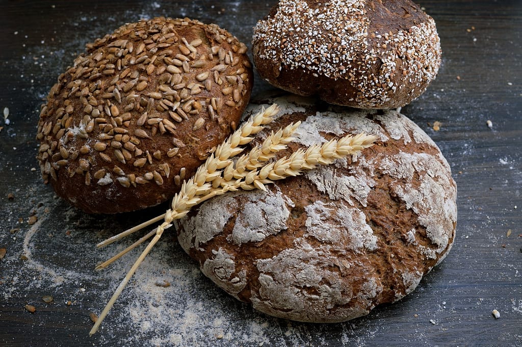 plusieurs pains qui illustrent l'utilisation de levures en boulangerie