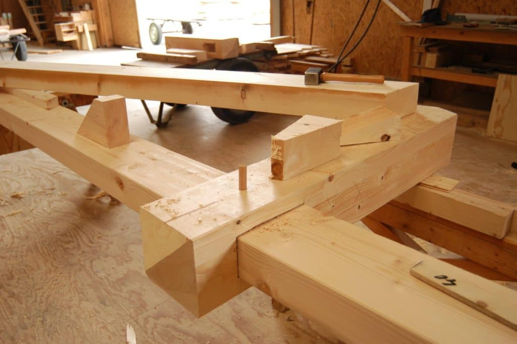 charpente en bois en construction dans un atelier