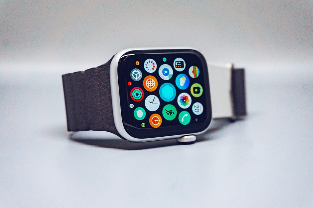 Montre connectée et allumée avec toutes les applications