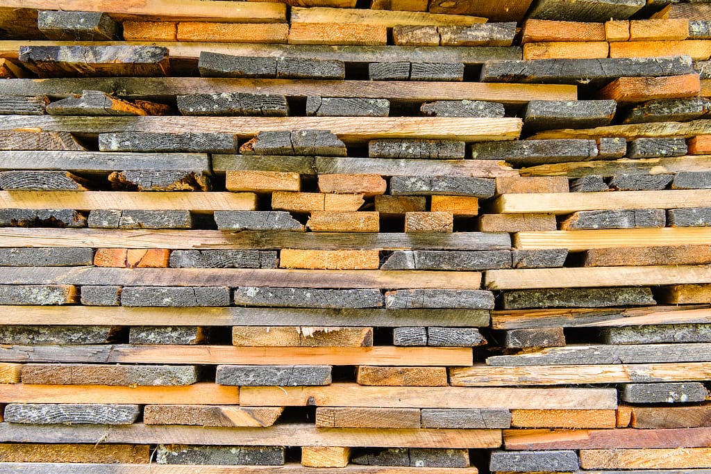 planches de bois de différents types empilées
