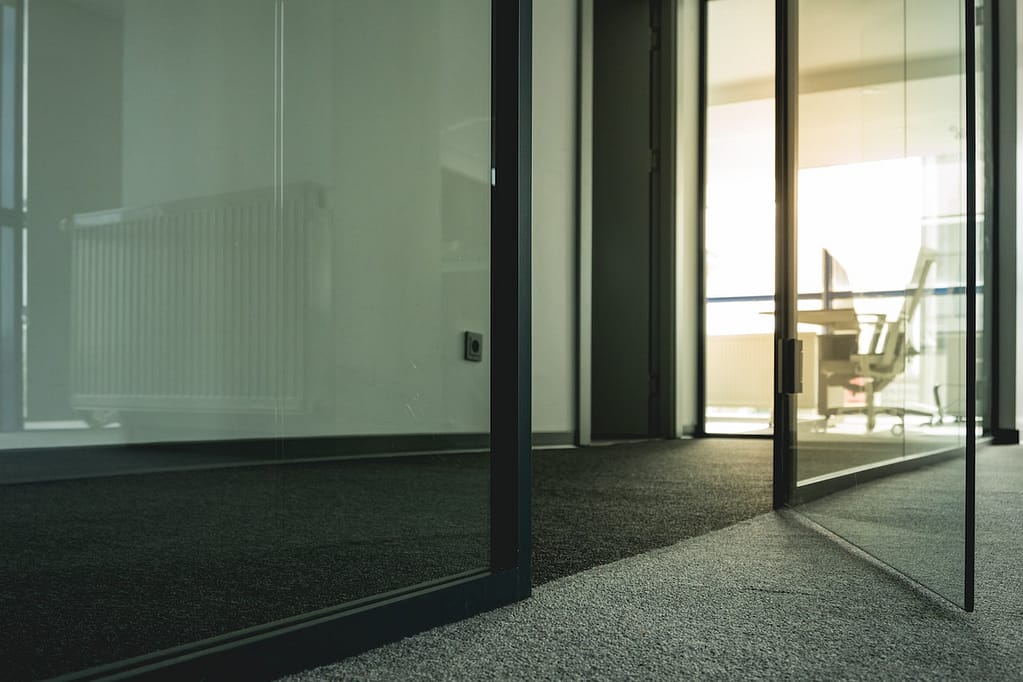 moquette posée dans les bureaux d'une entreprise