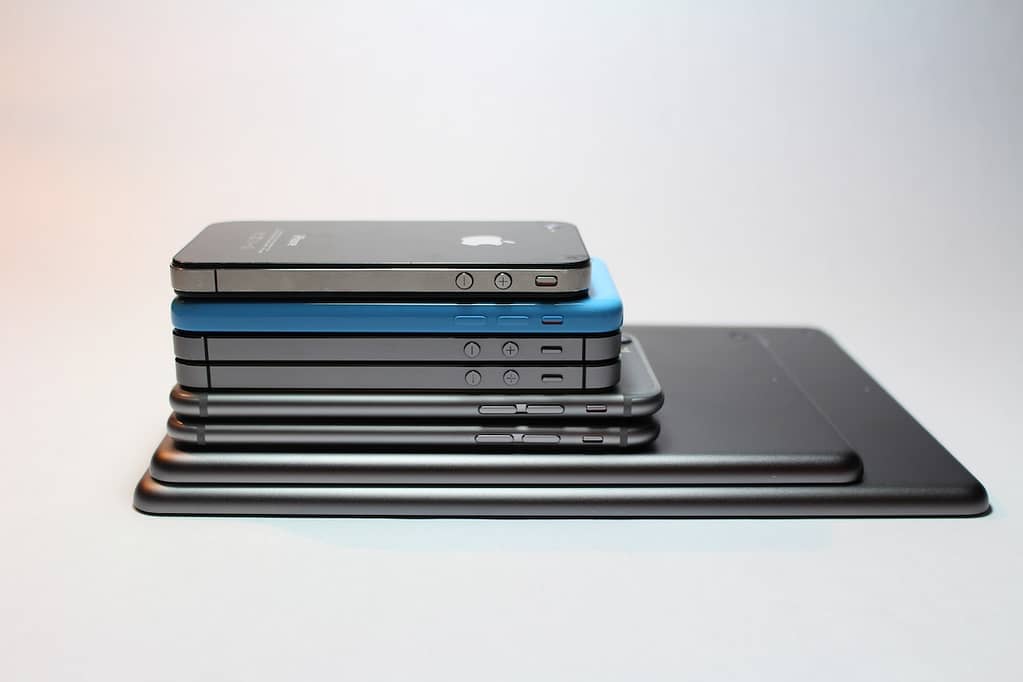 plusieurs smartphones empilés les uns sur les autres