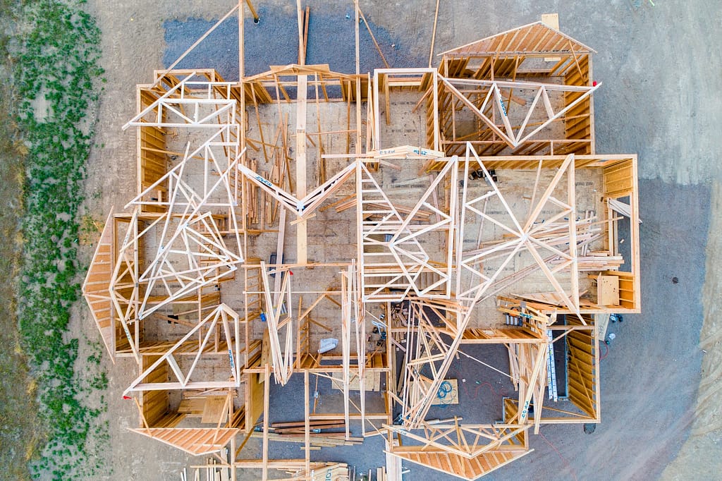 Structure en bois en cours de construction avec des éléments modulaires